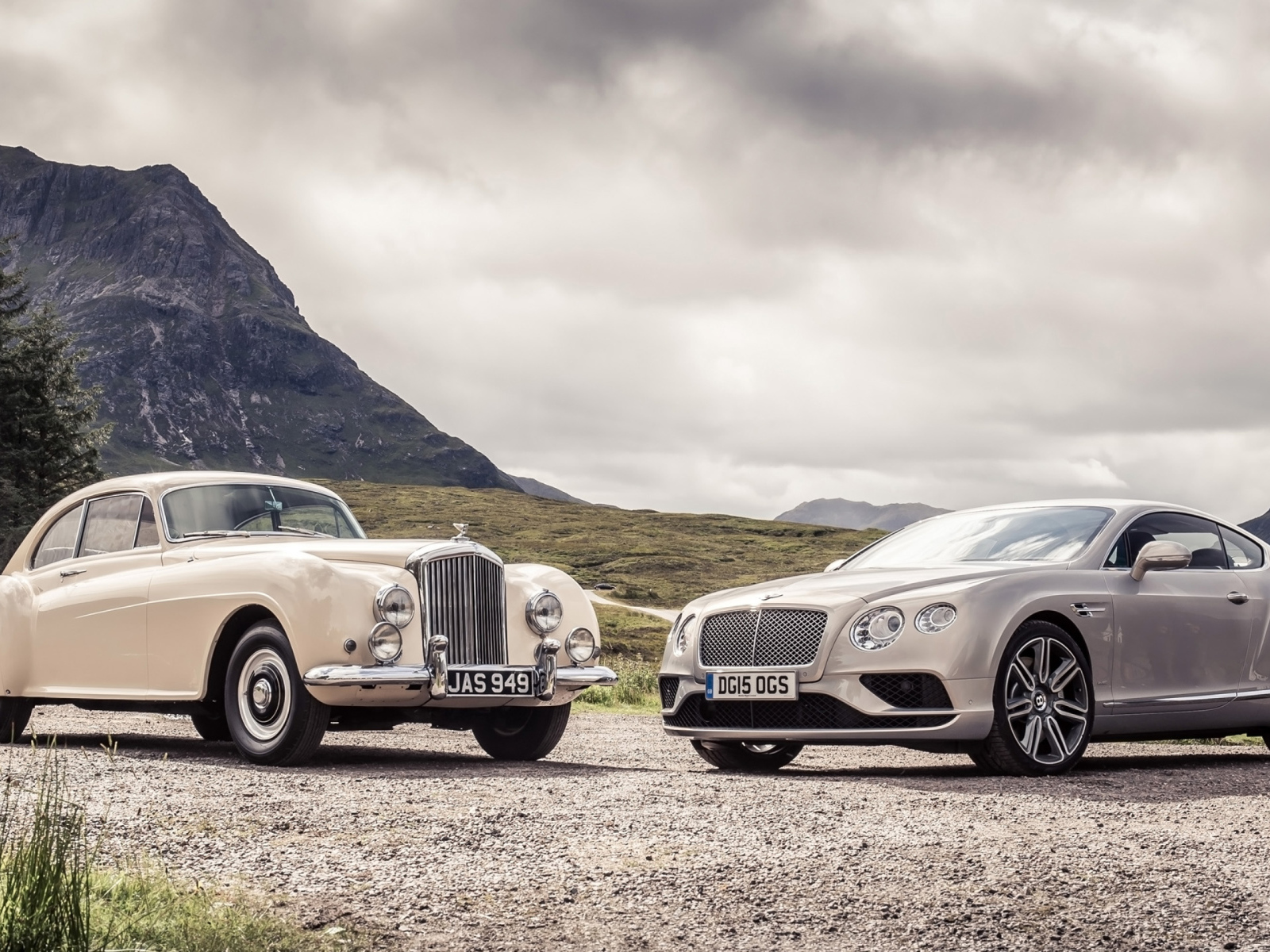 Ретро автомобиль Bentley Continental R-Type и Bentley Continental на фоне неба