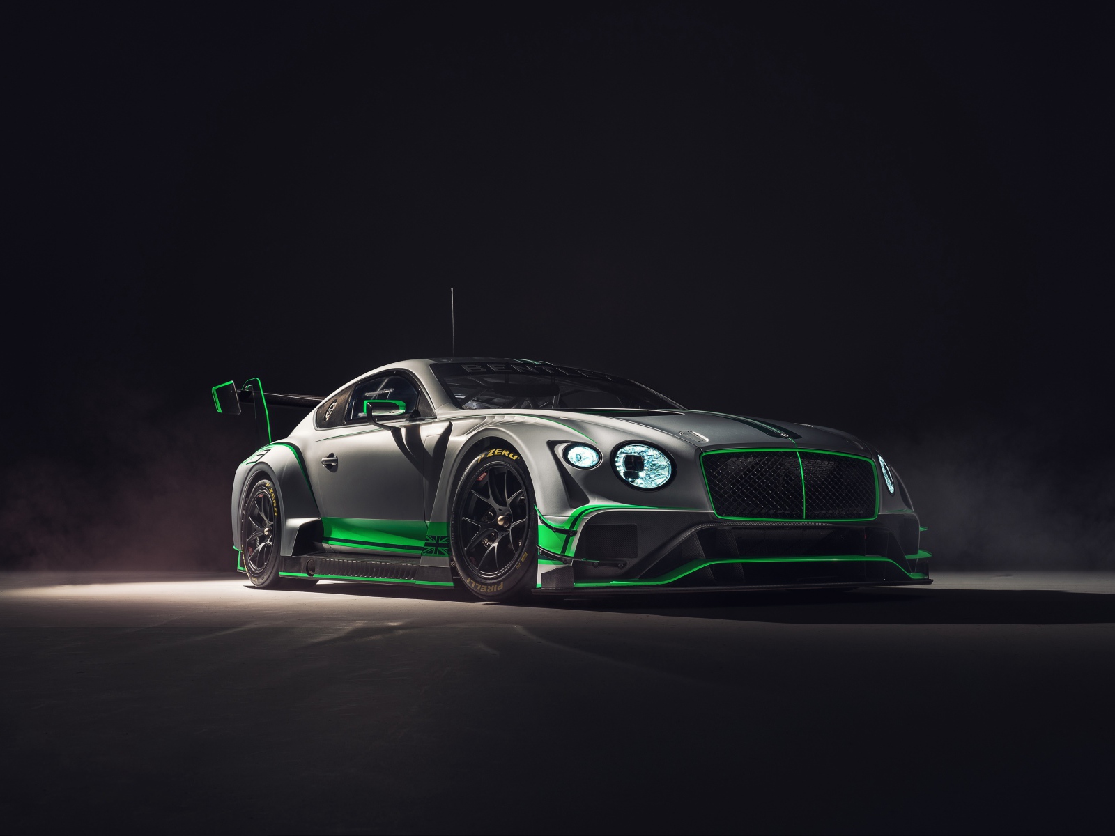 Серебристый спортивный автомобиль Bentley Continental GT3