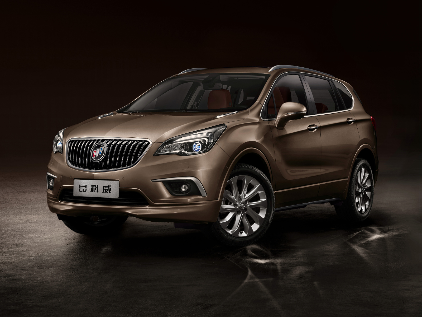 Коричневый стильный автомобиль Buick Envision