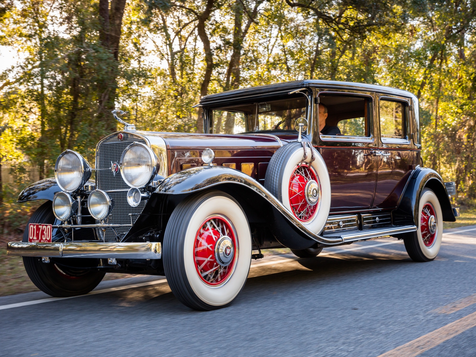 Стильный ретро автомобиль  Cadillac V16 бордового цвета