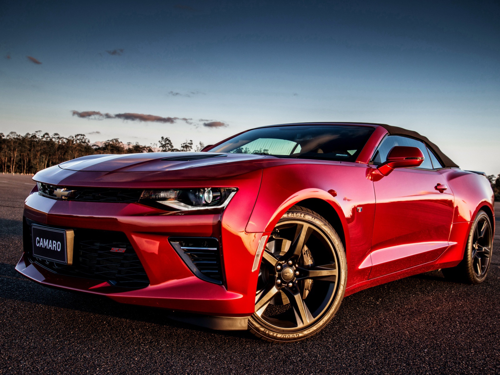 Красный стильный автомобиль Chevrolet Camaro