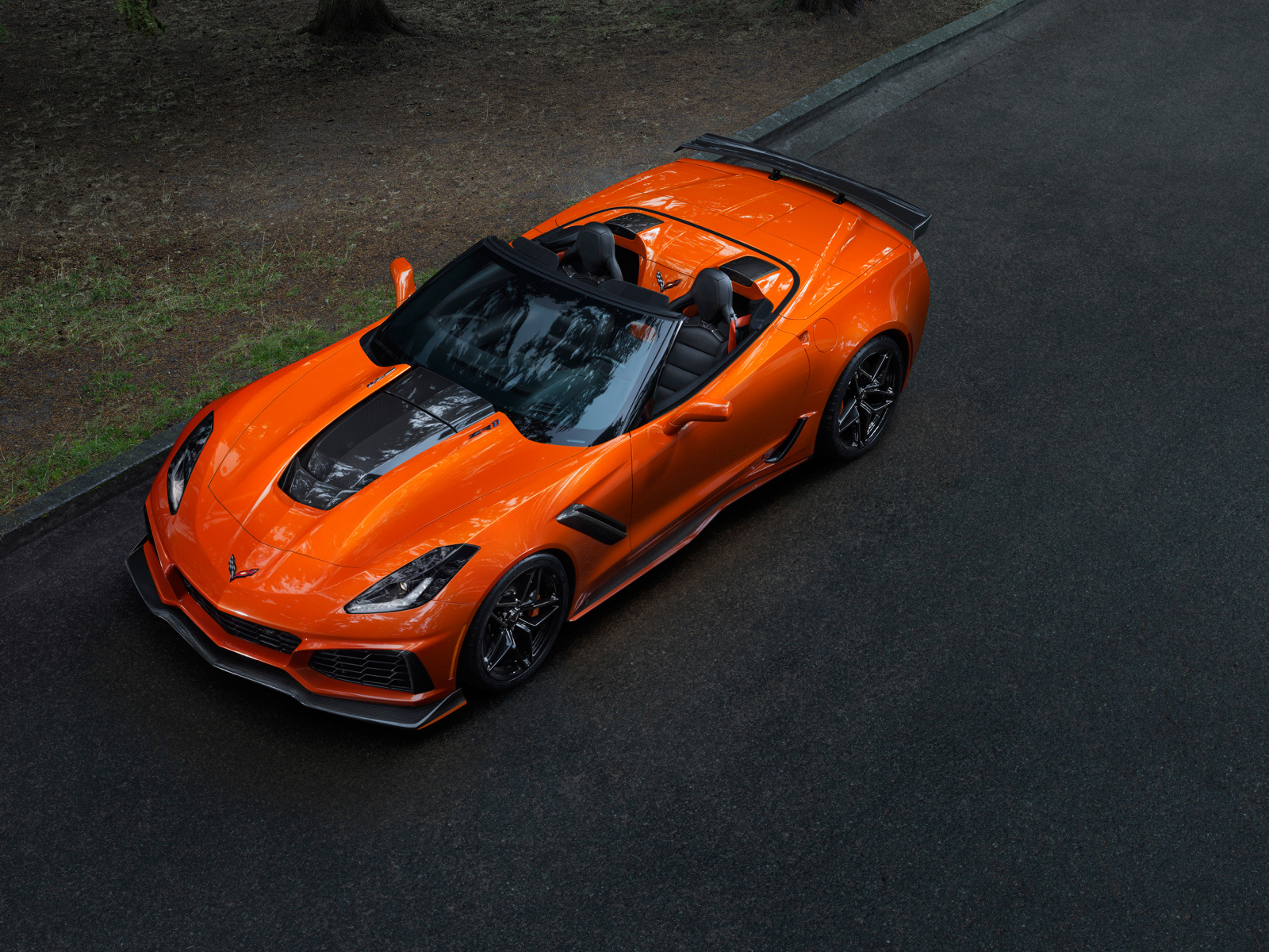 Оранжевый автомобиль кабриолет Chevrolet Corvette ZR1, 2019