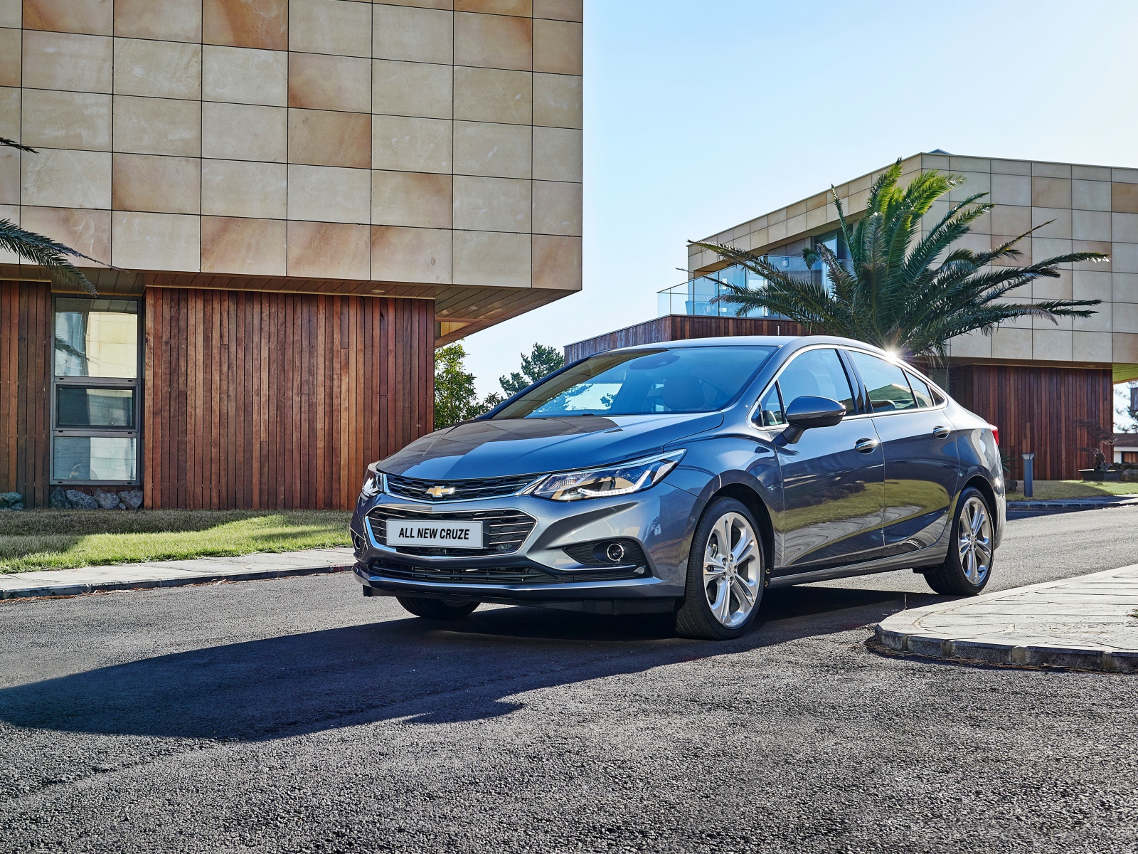 Автомобиль Chevrolet Cruze серебристого цвета 