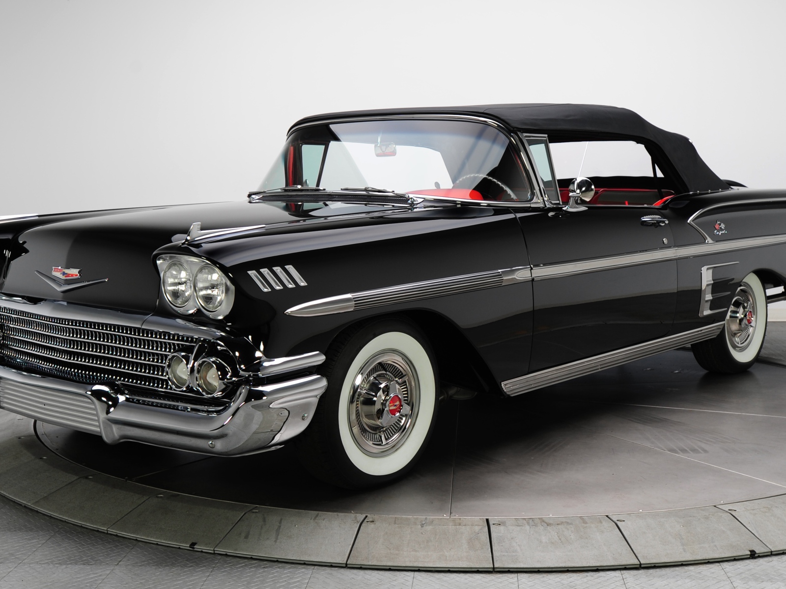 Черный ретро автомобиль Chevrolet Impala Convertible 1958
