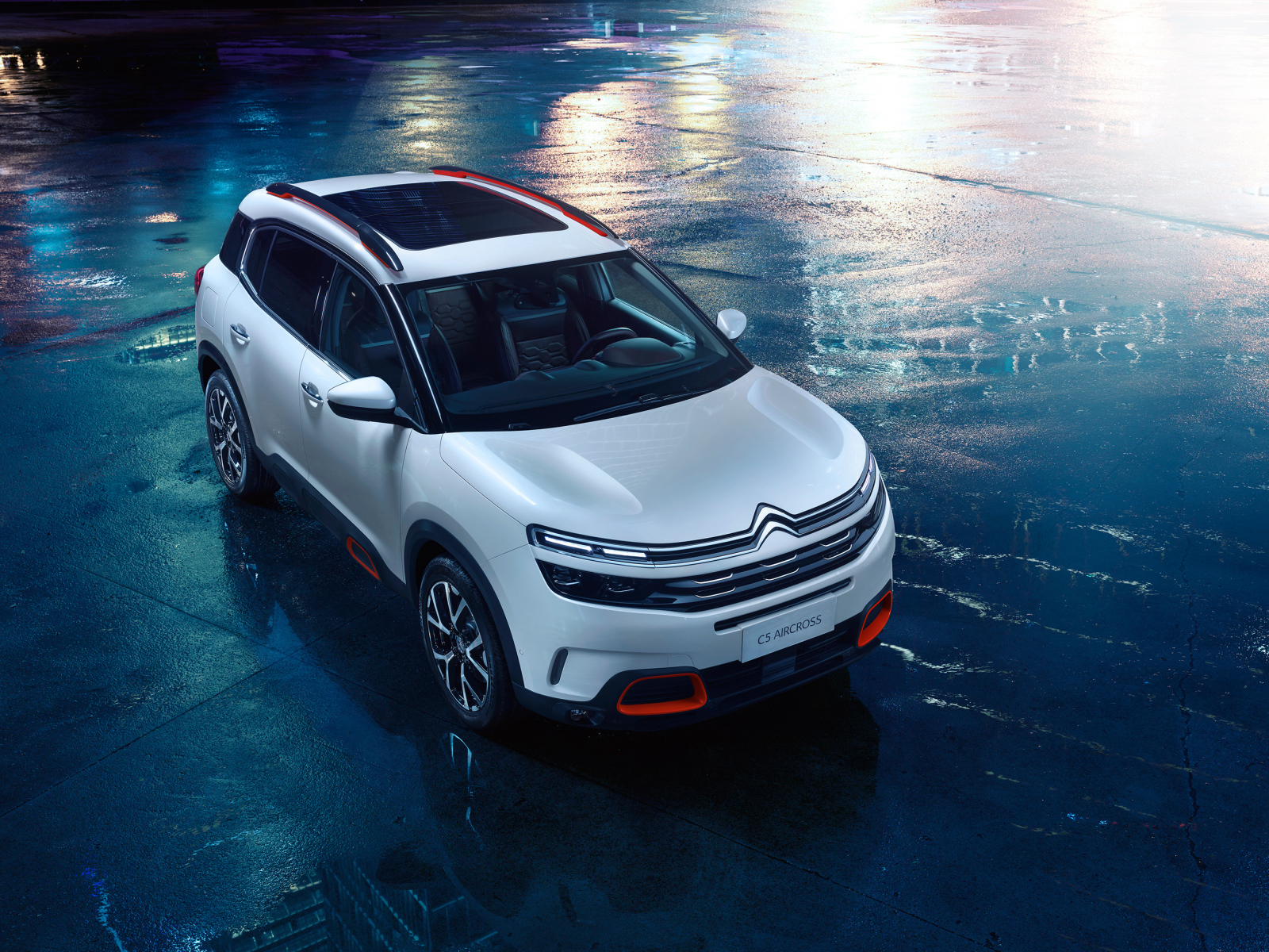Серебристый кроссовер Citroen C5 Aircross на мокром асфальте