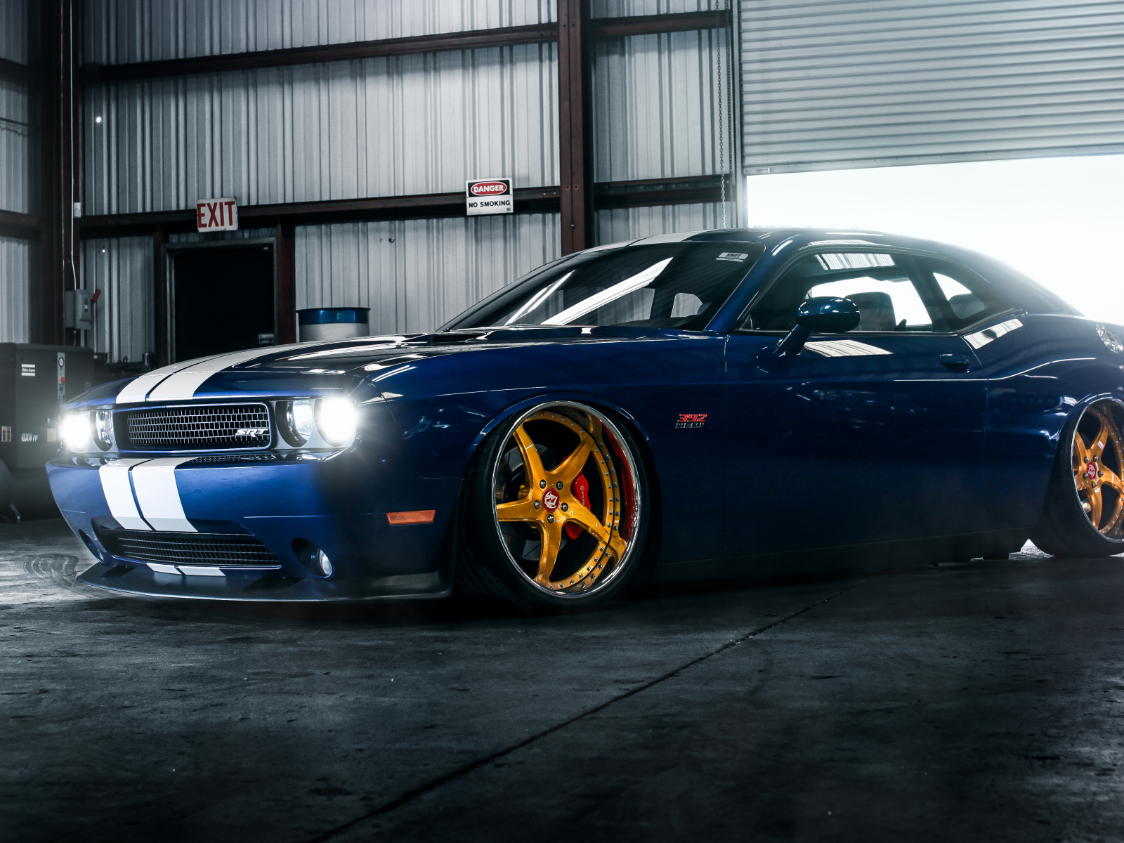 Синий спортивный автомобиль Dodge Challenger SRT 392 в гараже