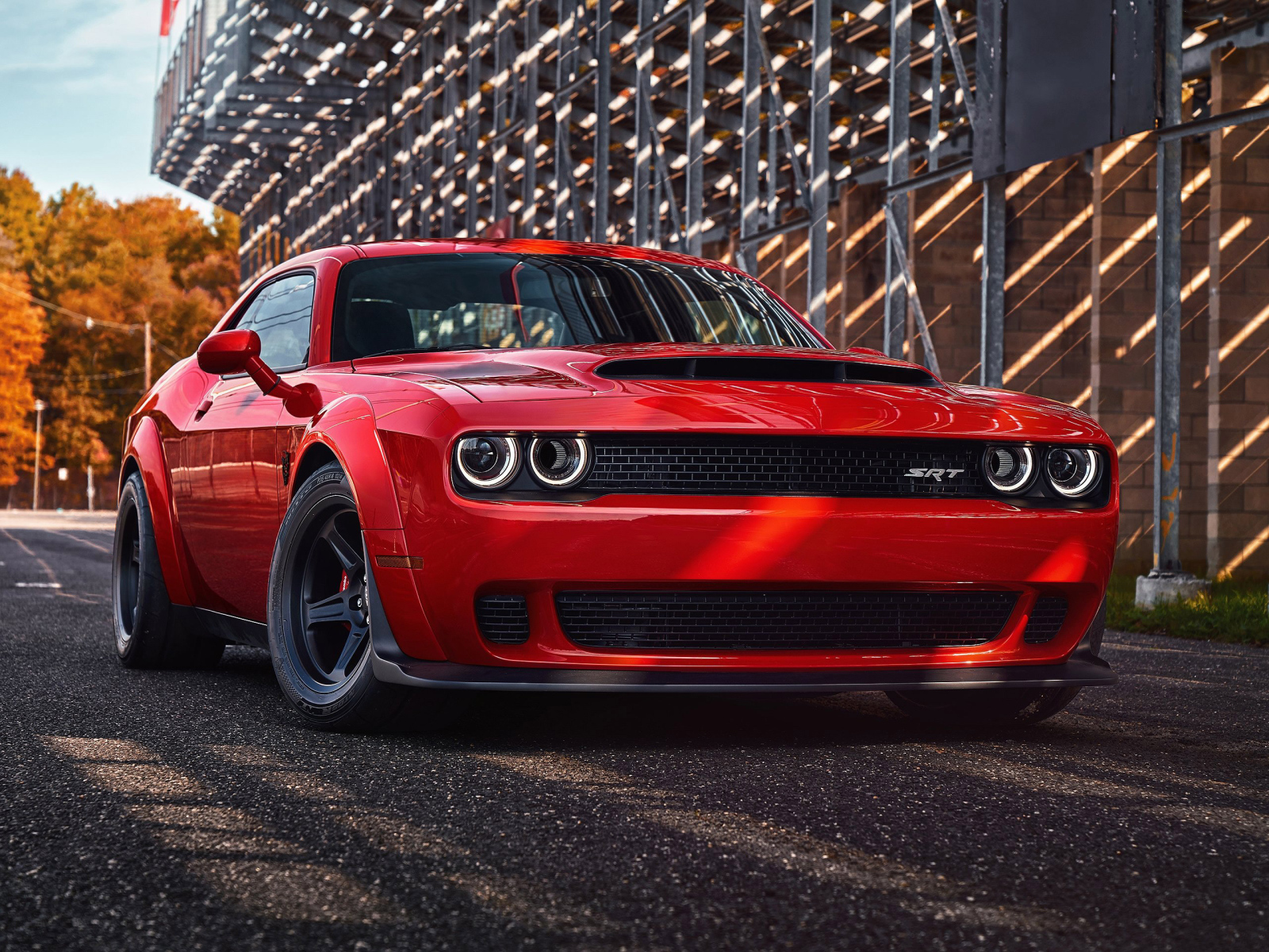 Красный автомобиль Dodge Challenger SRT Demon, 2018 
