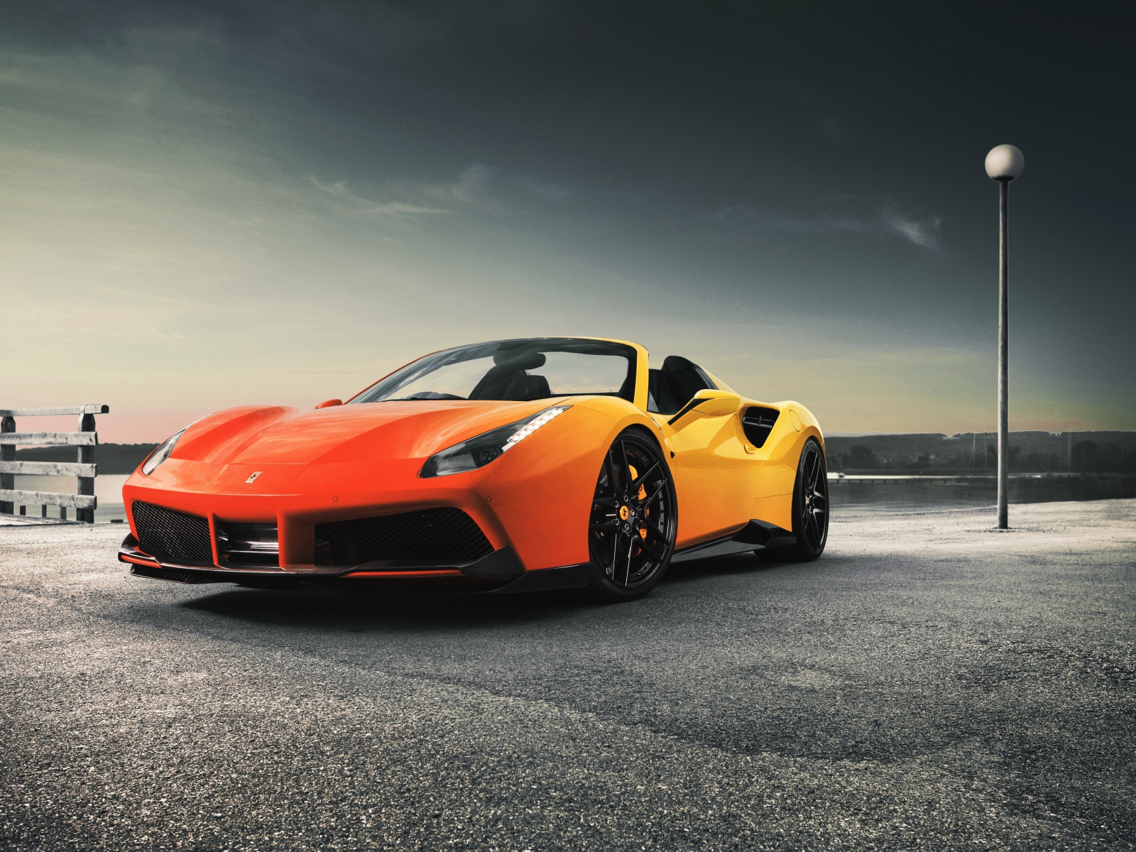 Оранжевый спорткар Ferrari 488 Spider 