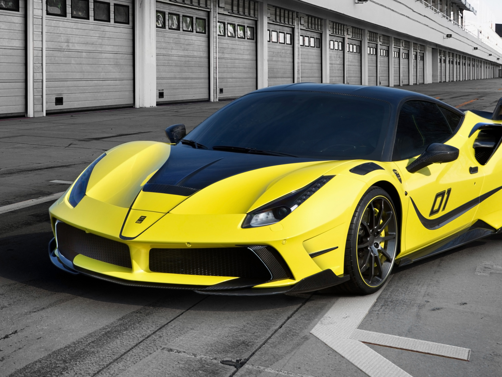 Мощный автомобиль Ferrari 488 GTB Siracusa желтого цвета