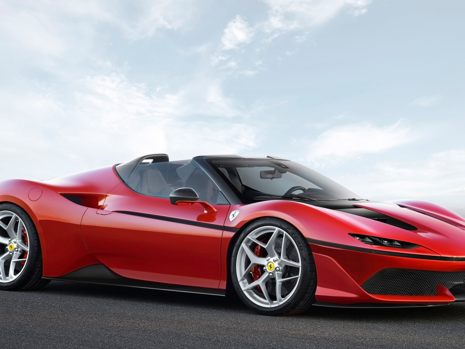 Красный спортивный автомобиль Ferrari J50