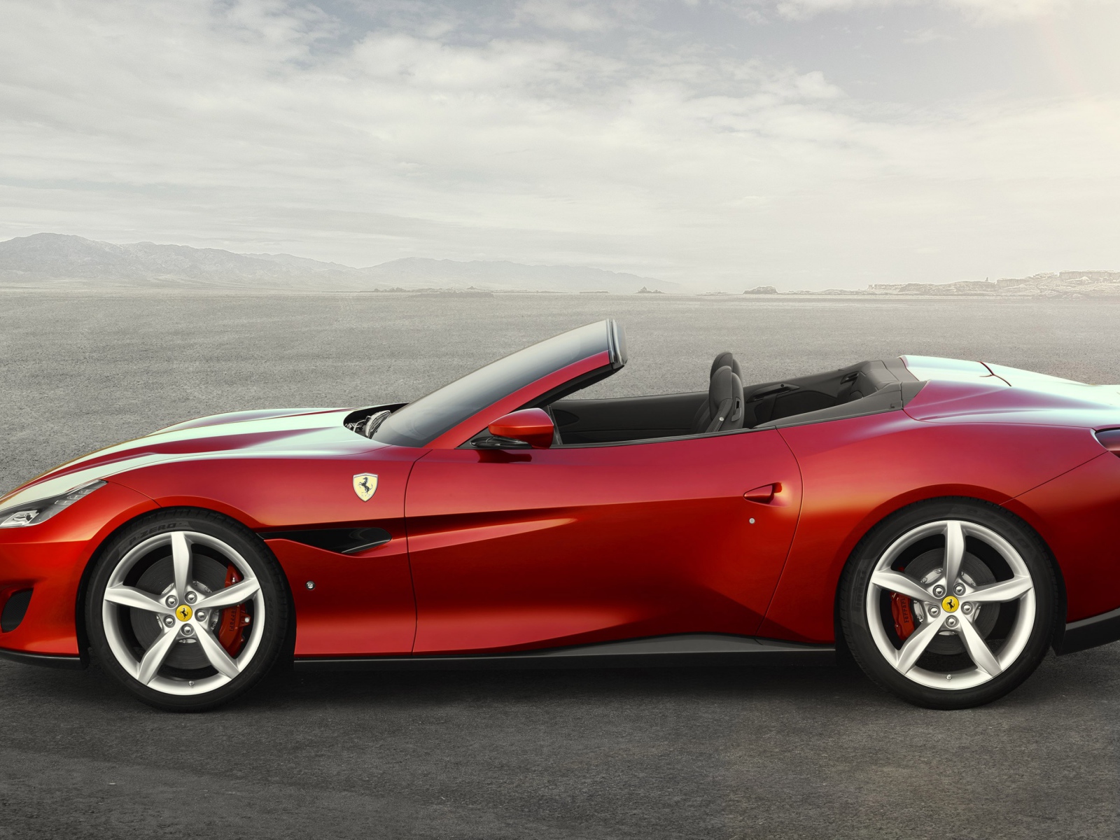 Красный спортивный автомобиль Ferrari Portofino, 2018