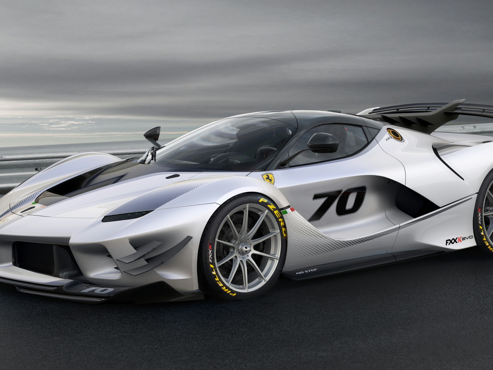 Спортивный автомобиль  Ferrari FXX-K Evo, 2018 вид сбоку