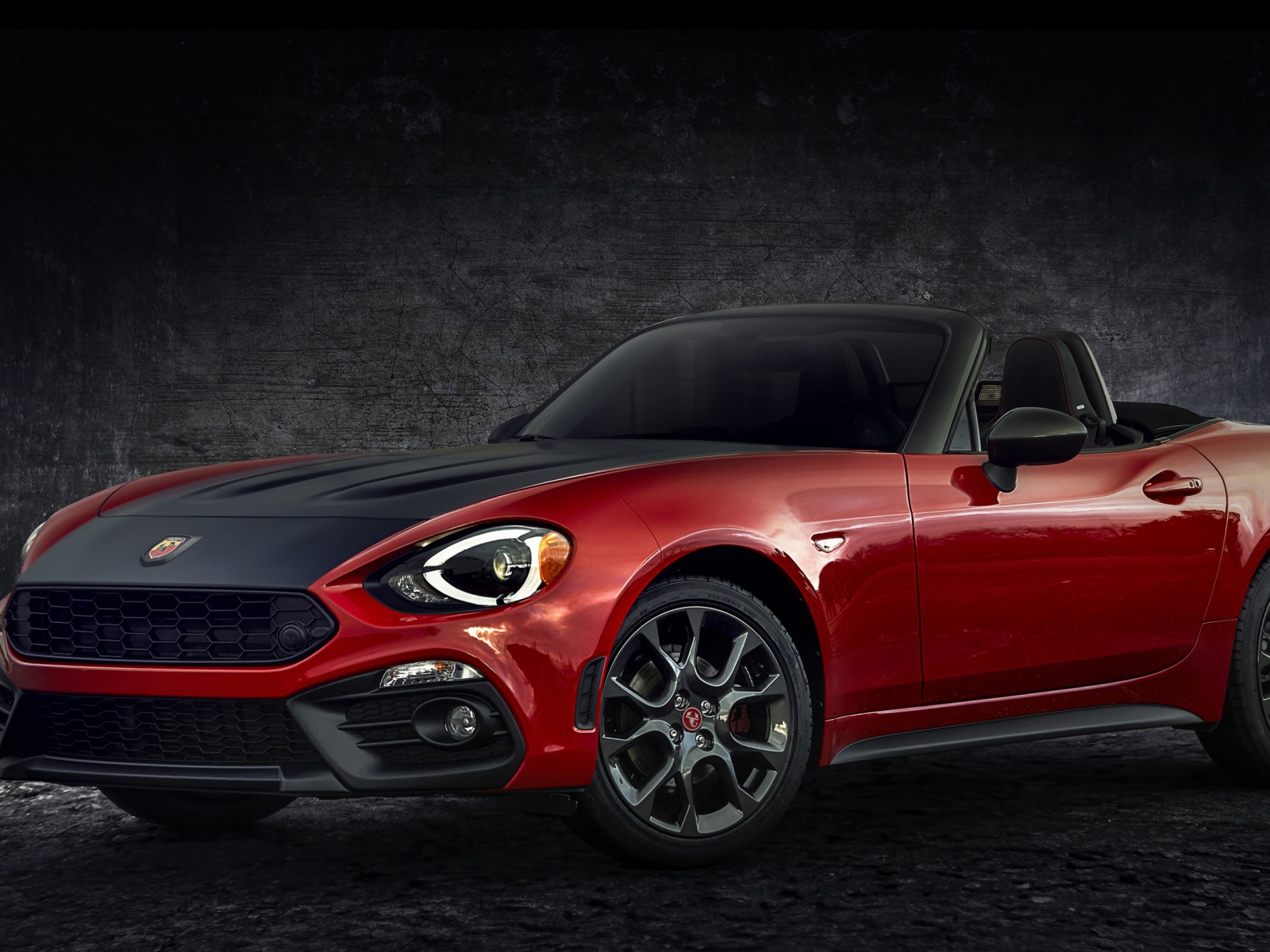 Красный кабриолет Fiat 124 Spider Abarth, 2017