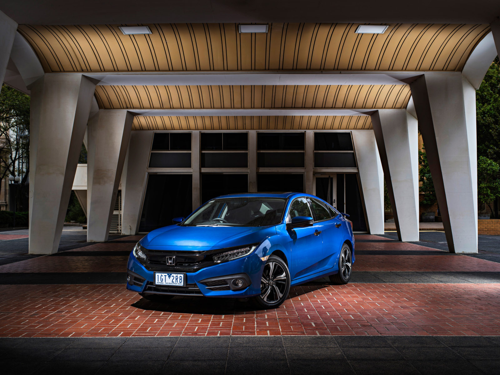 Синий спортивный автомобиль Honda Civic Type R