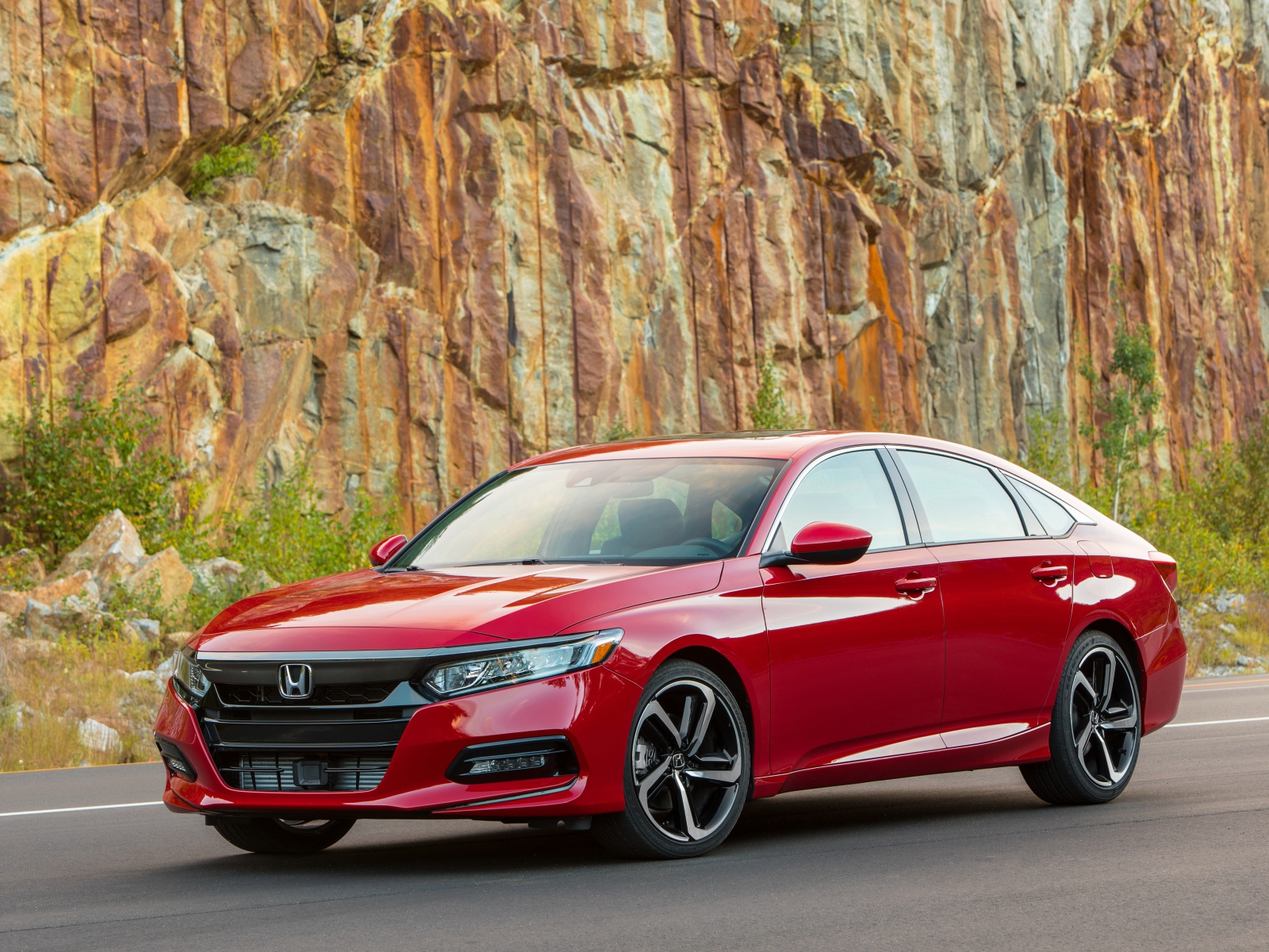 Компактный красный автомобиль Honda Accord