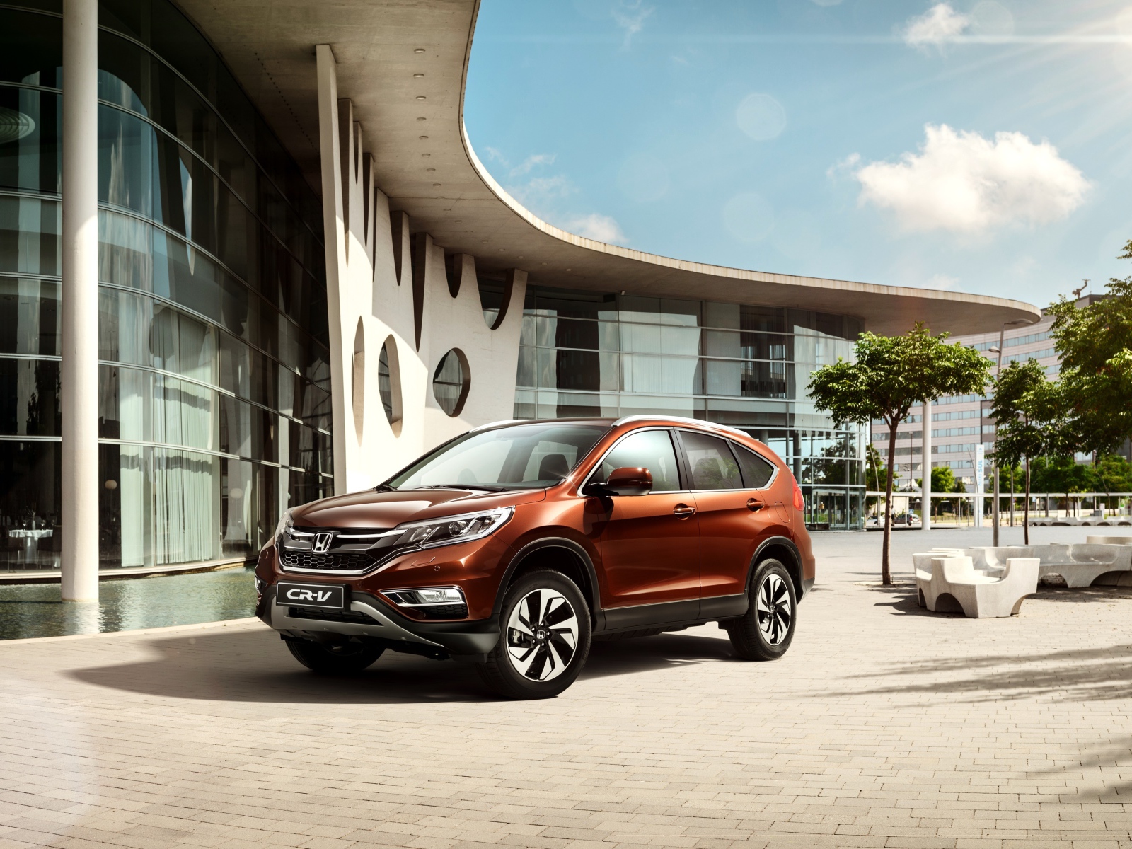 Внедорожник Honda CR-V на фоне здания 