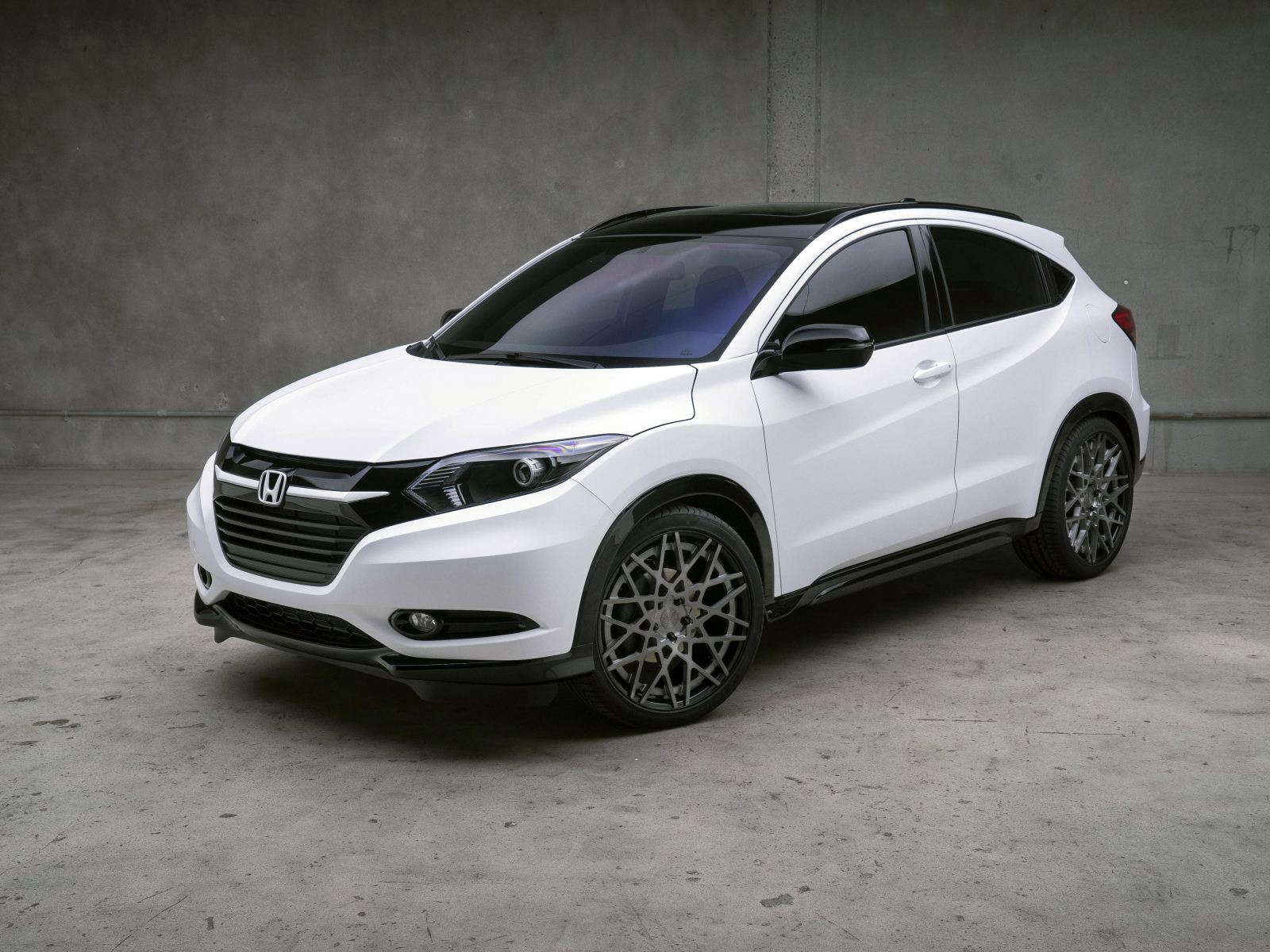 Белый стильный автомобиль Honda HR-V 