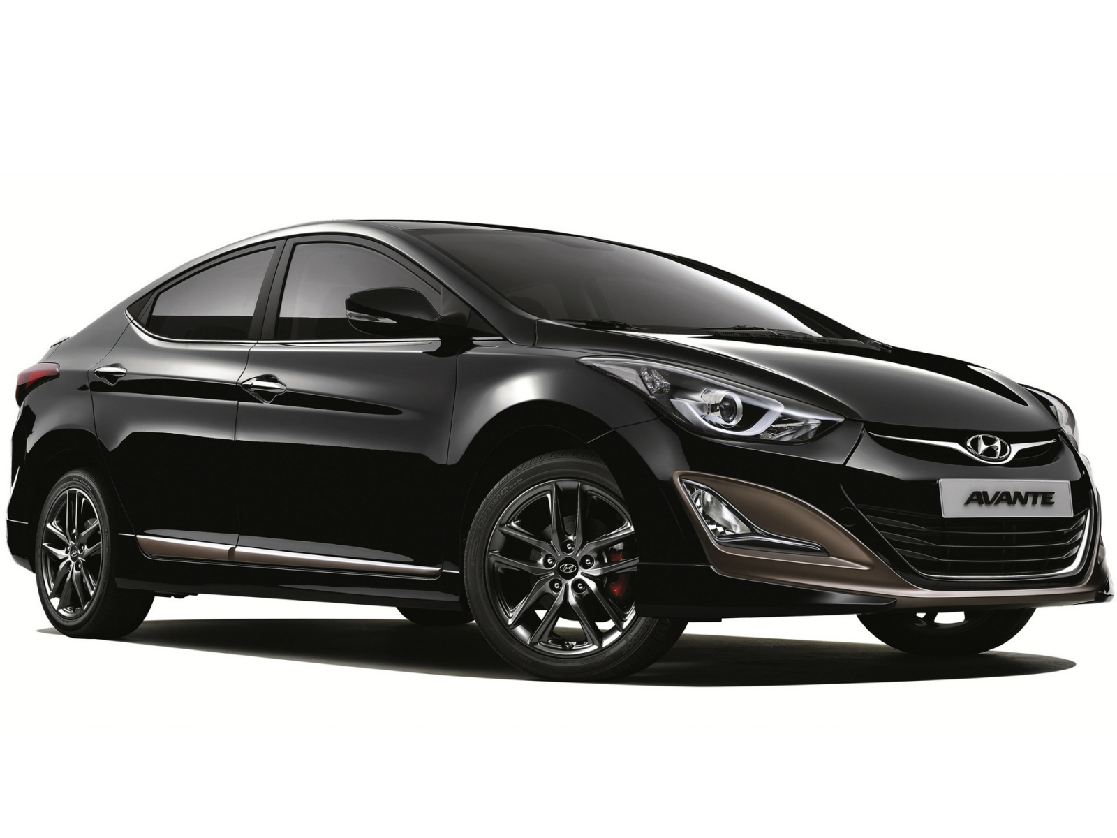 Черный автомобиль Hyundai Elantra на белом фоне