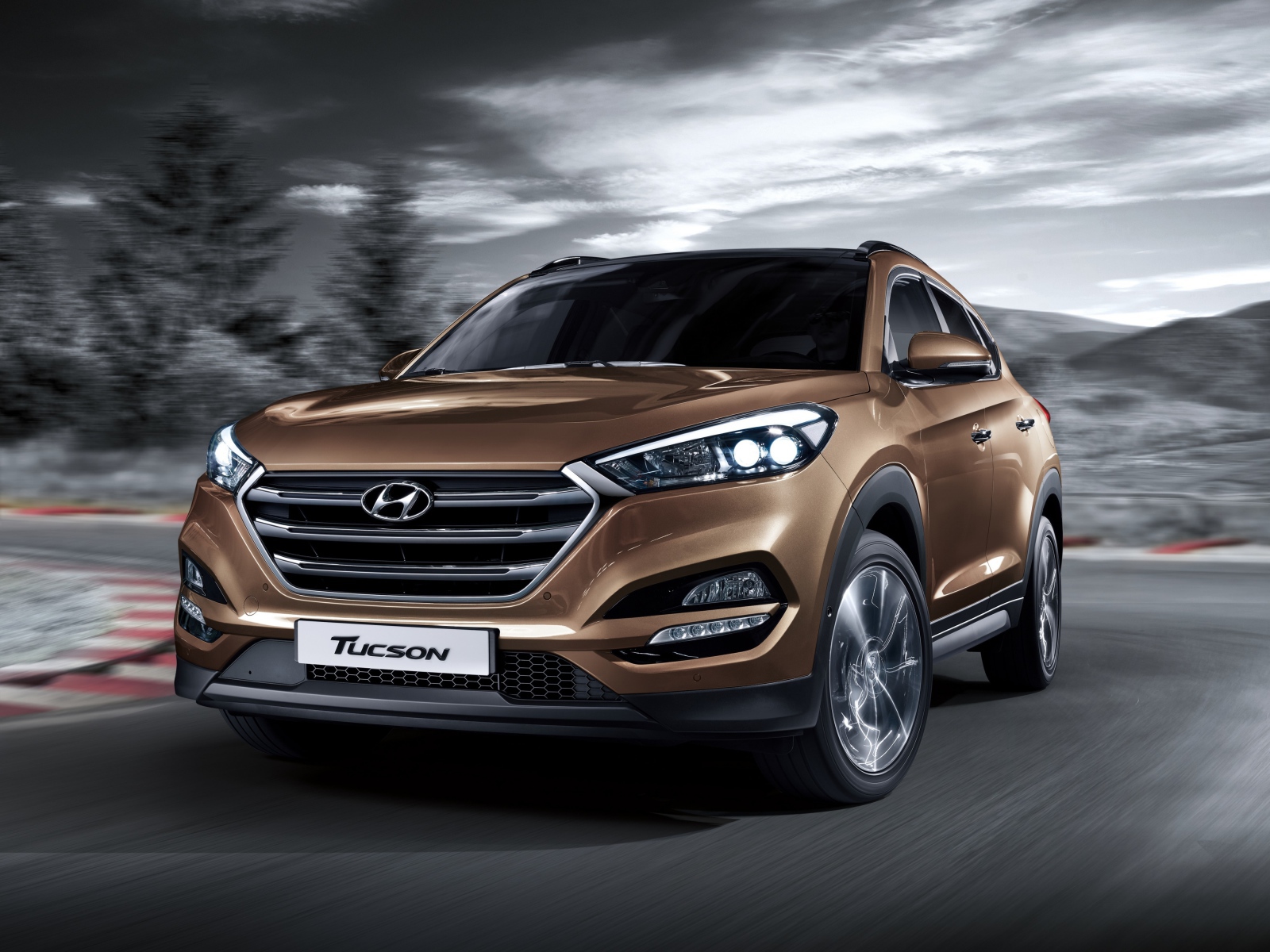 Автомобиль Hyundai Tucson коричневого цвета 