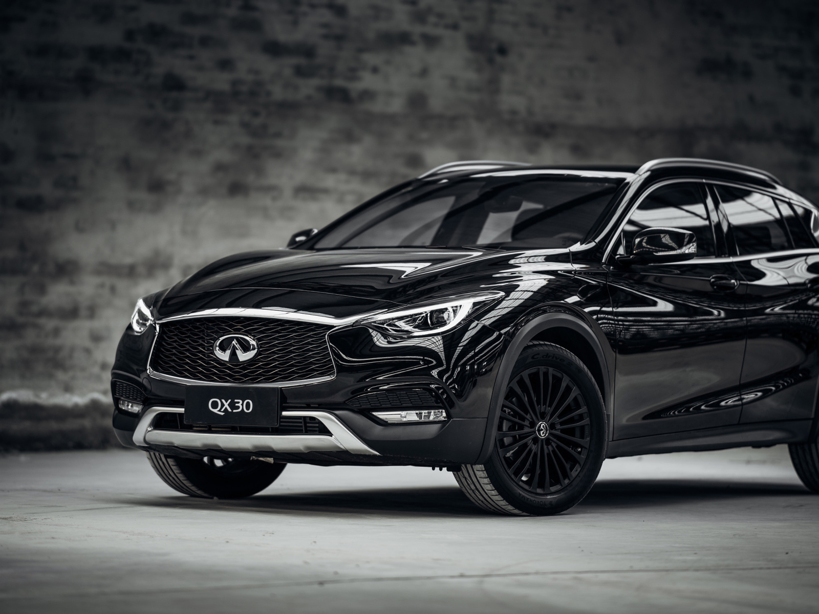 Блестящий черный автомобиль  Infiniti QX30 Night Edition, 2017