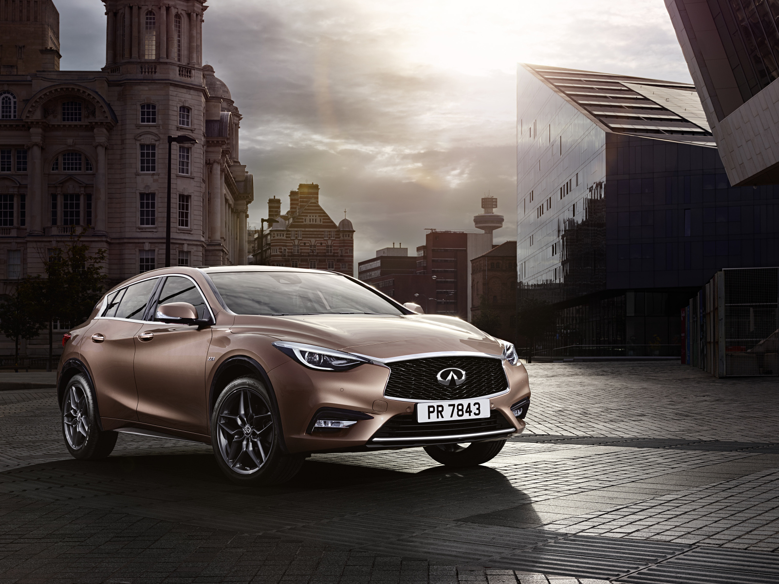 Автомобиль Infiniti Q30 в городе 