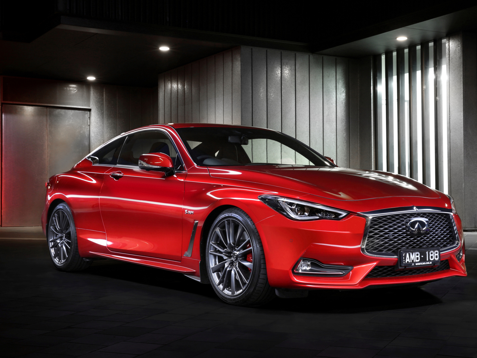 Красный автомобиль Infiniti Q60 на стоянке 