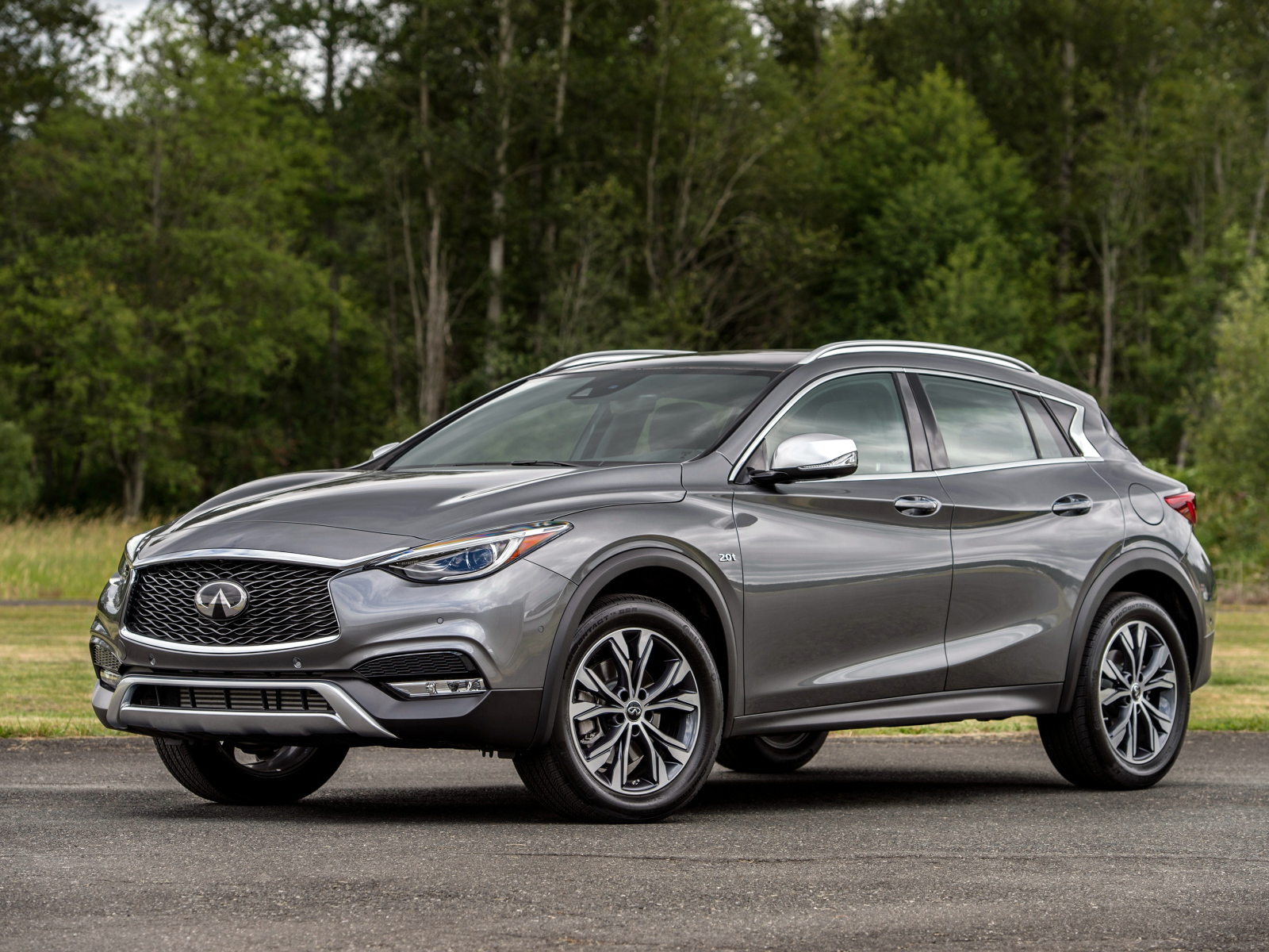 Серебристый автомобиль Infiniti QX30 2.0t AWD, 2017 