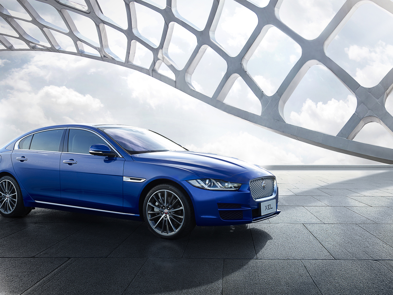 Синий автомобиль Jaguar XEL, 2018