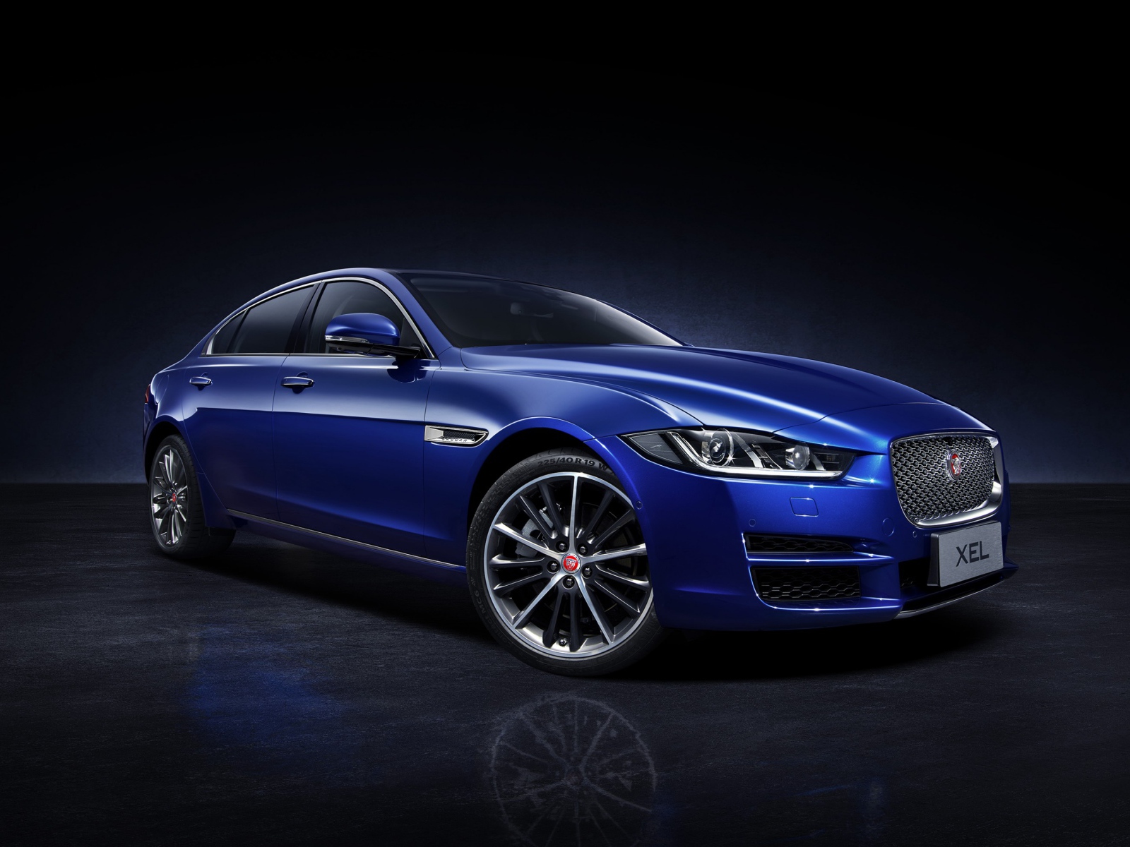 Синий автомобиль Jaguar XEL, 2018 вид сбоку