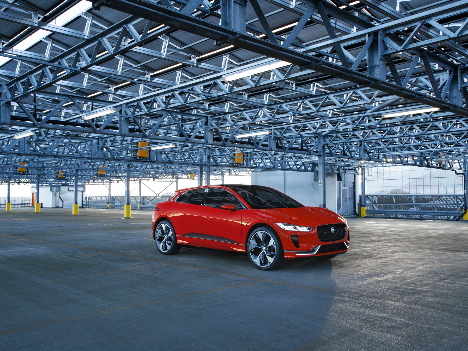Красный автомобиль Jaguar I-Pace на стоянке 