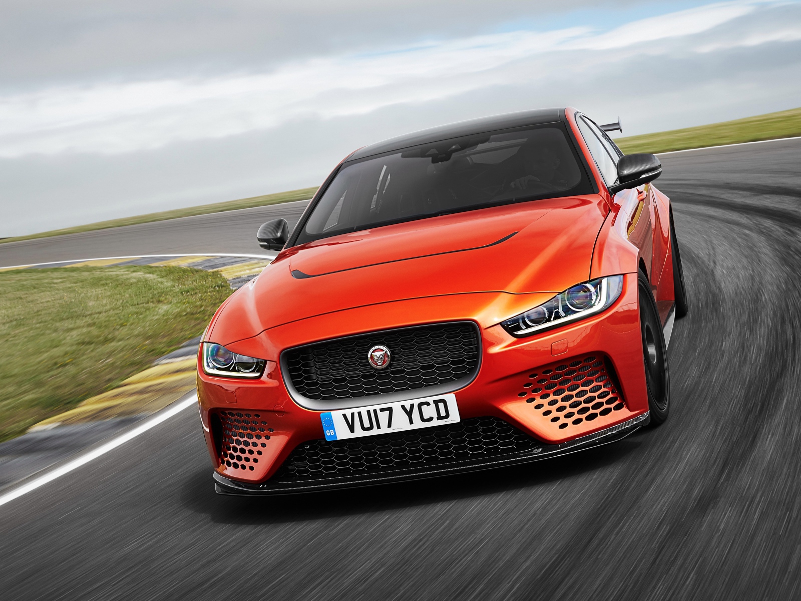 Красный спортивный автомобиль  Jaguar XE SV Project, 2018 на трассе