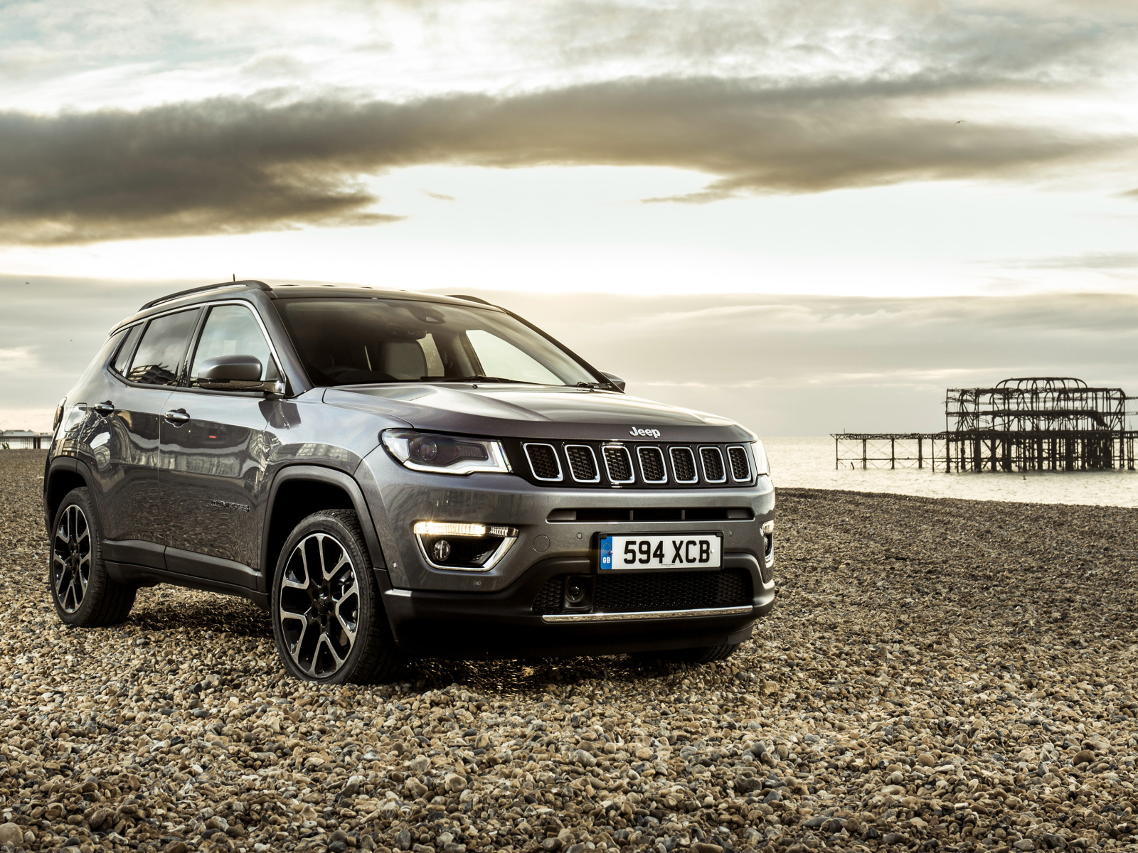 Внедорожник Jeep Compass Limited, 2018 на фоне неба