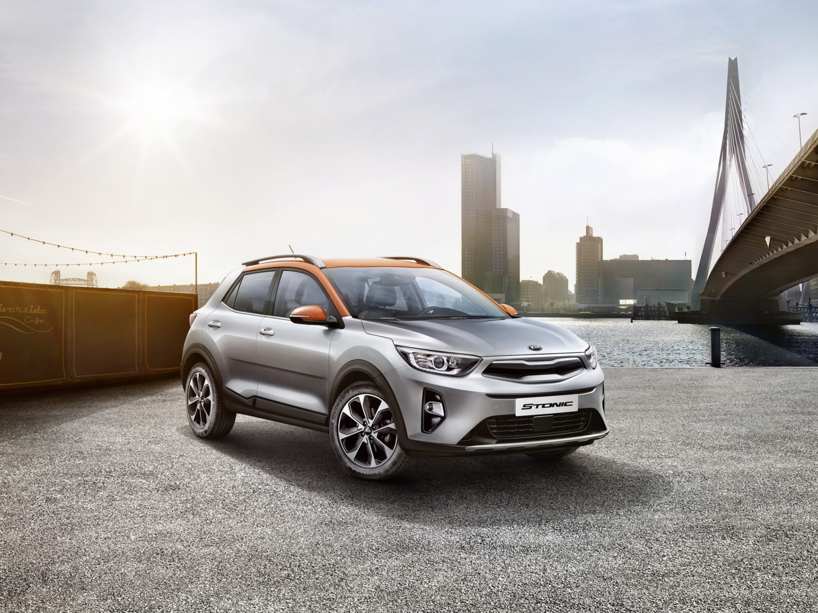 Серебристый кроссовер Kia Stonic, 2018  у воды