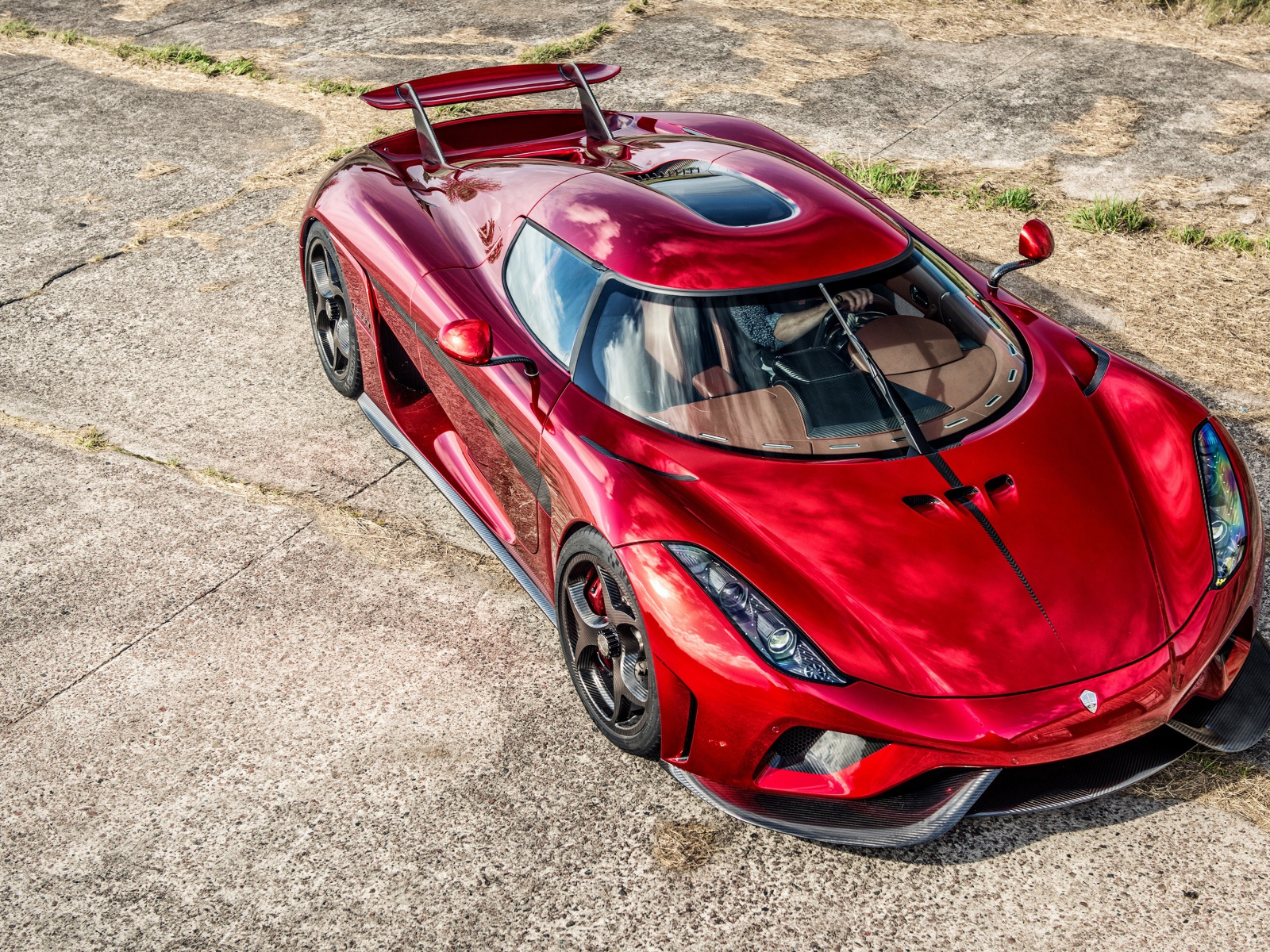 Красный спортивный автомобиль Koenigsegg Regera вид сверху