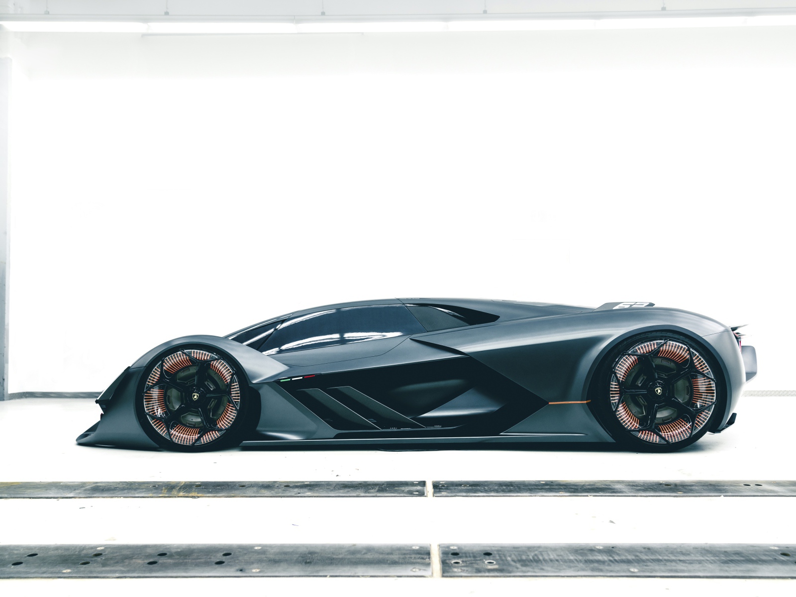 Черный спортивный автомобиль Lamborghini Terzo Millennio