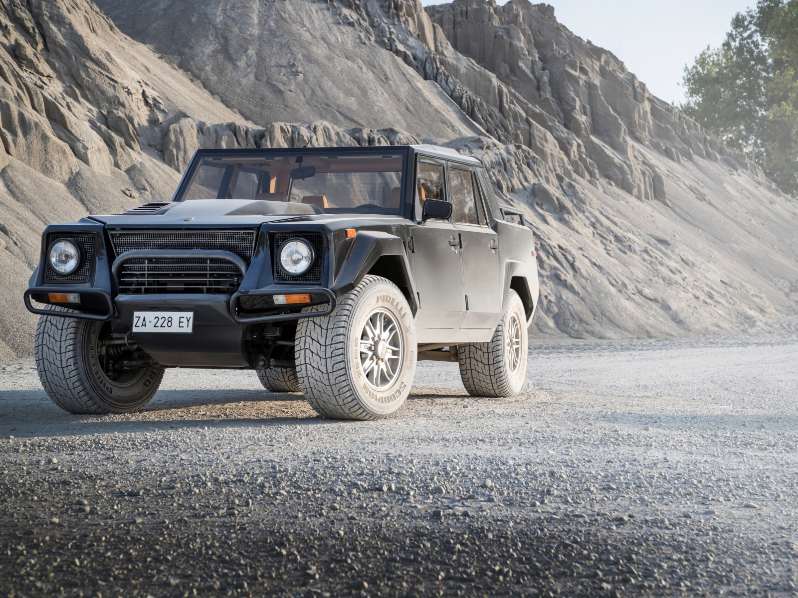 Внедорожник  Lamborghini LM002 на фоне гор