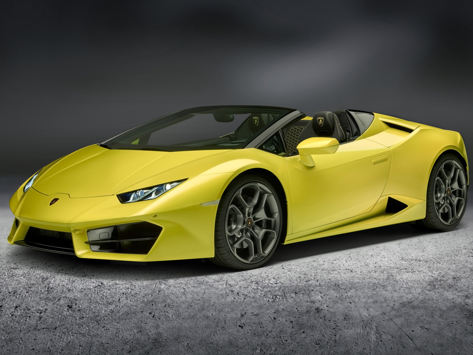 Желтый автомобиль кабриолет Lamborghini Huracan