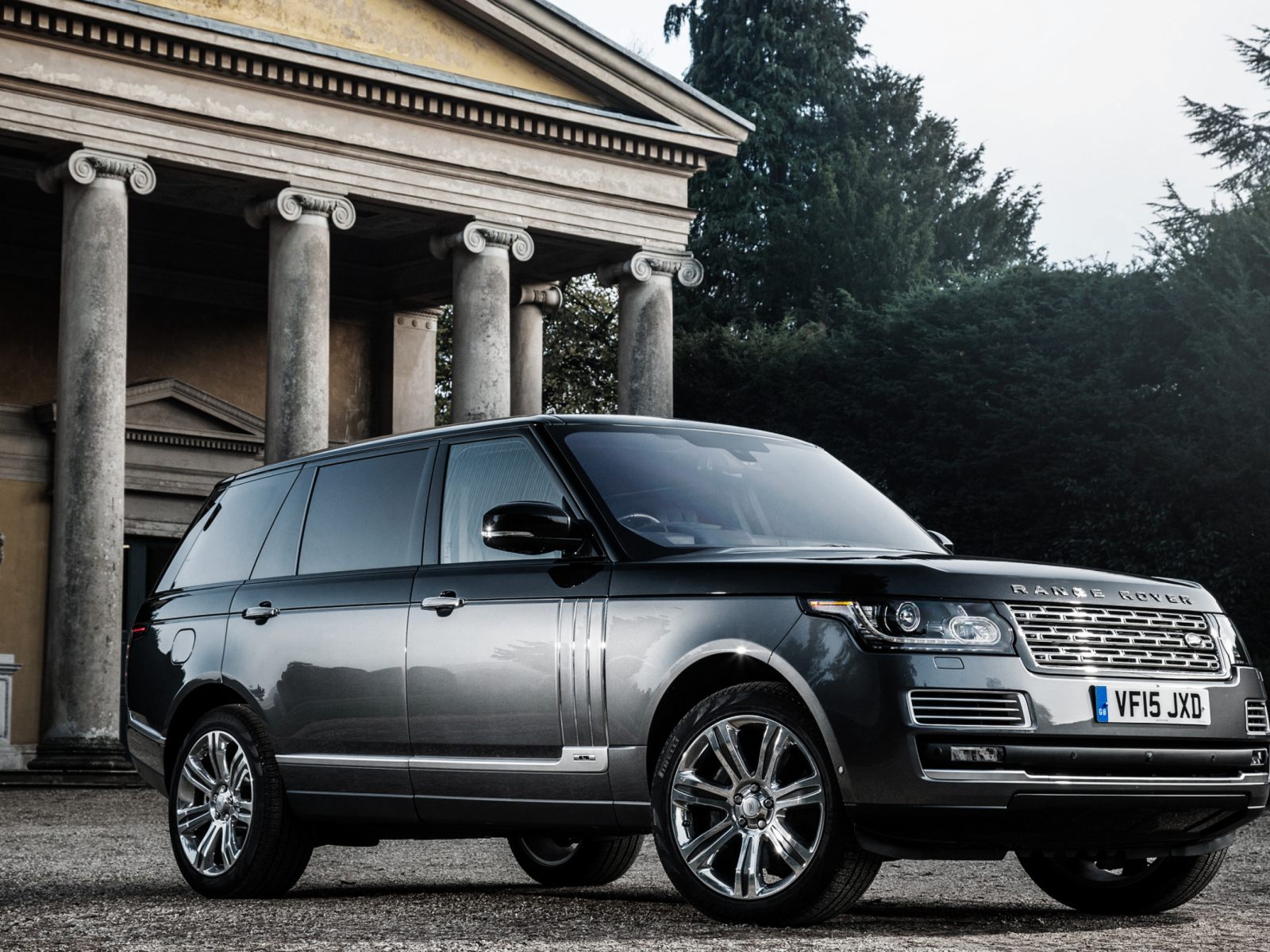 Серебристый стильный внедорожник Range Rover 
