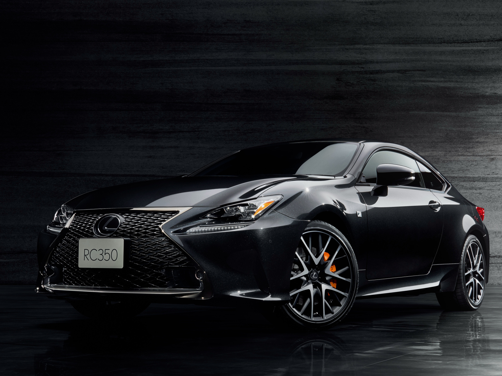 Представительный черный автомобиль Lexus RC 350 F SPORT Prime, 2017