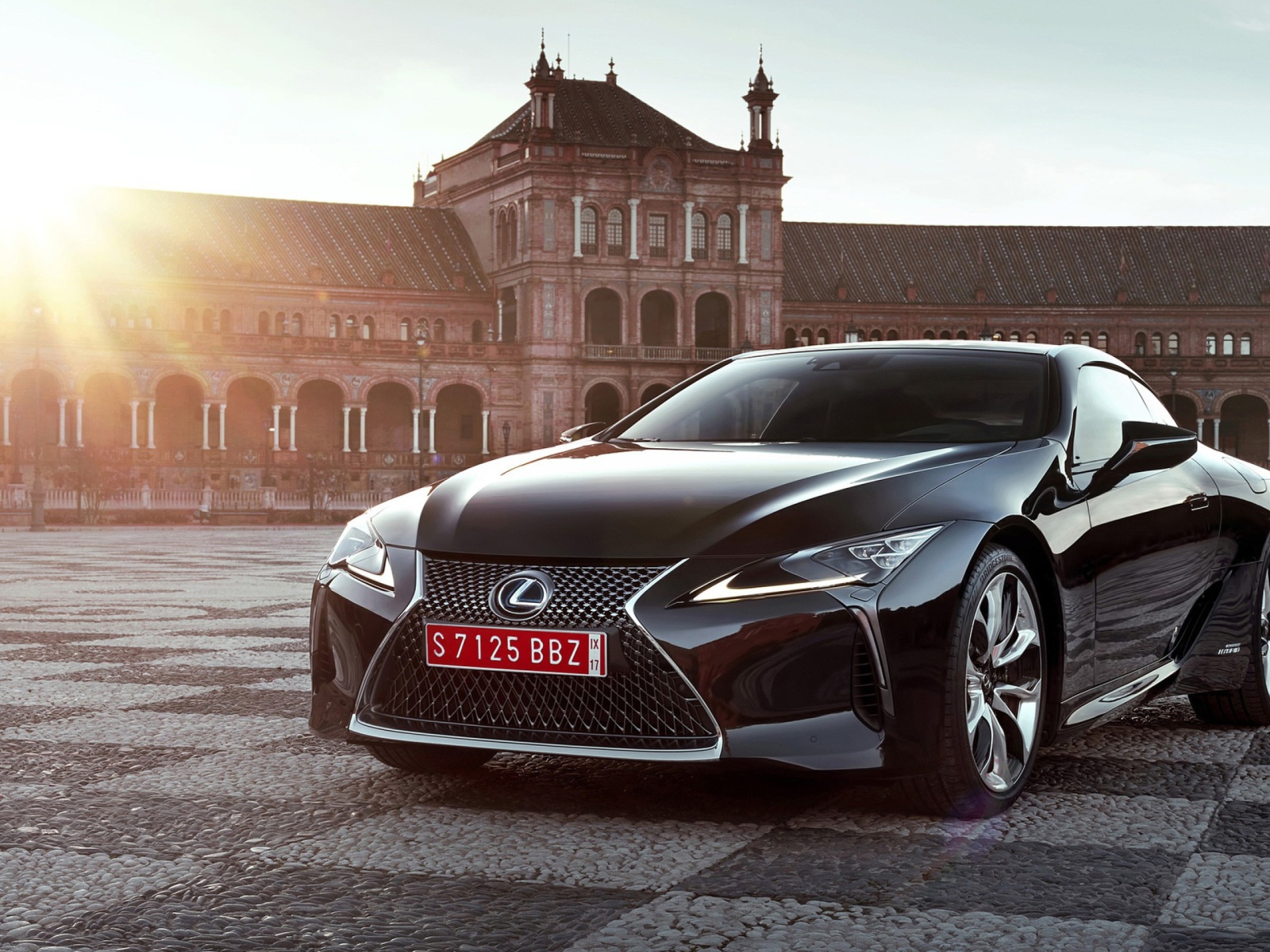 Черный стильный автомобиль Lexus LC 500 