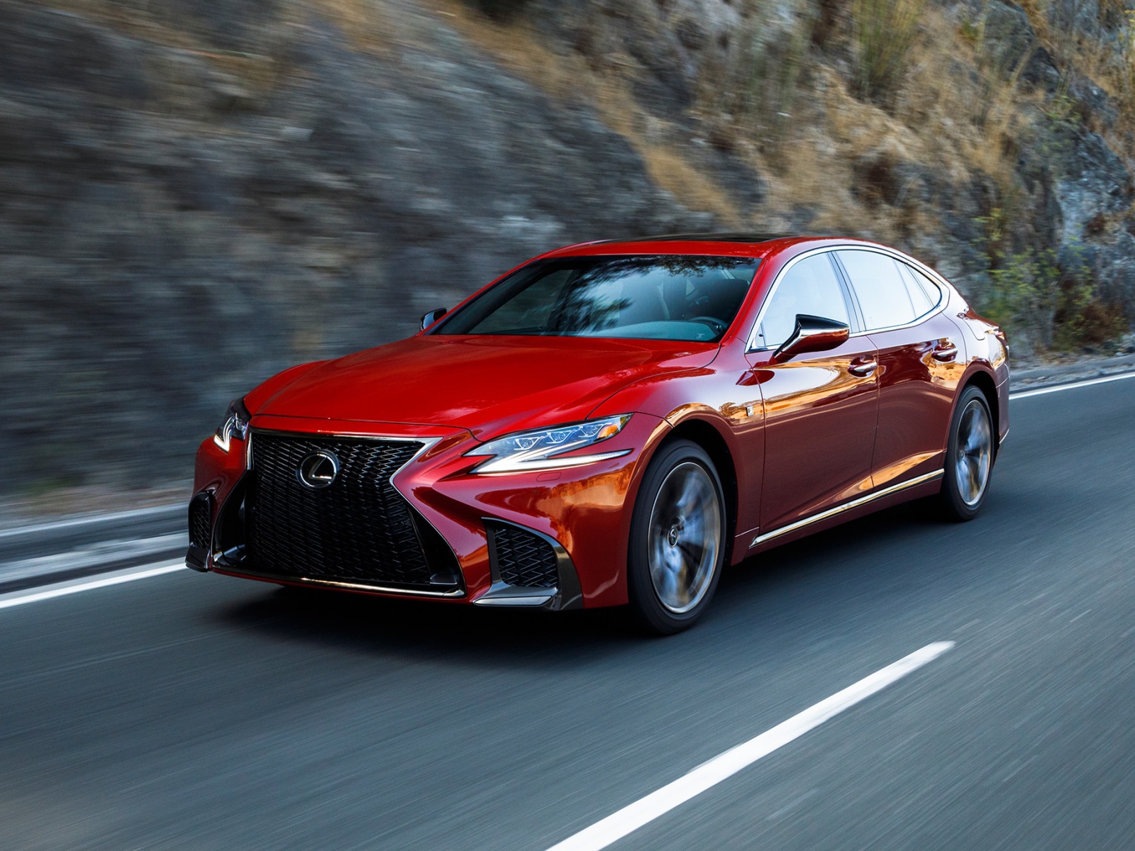 Яркий красный автомобиль Lexus LS, 2018 на трассе