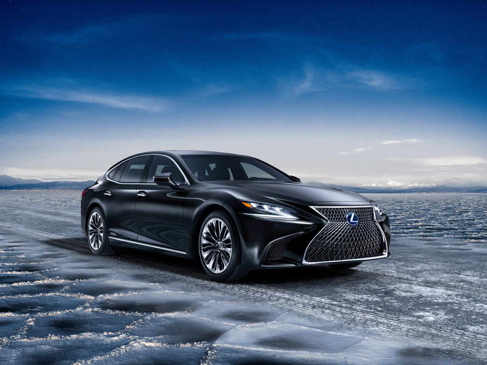Автомобиль  Lexus LS 500h на скользкой трассе 