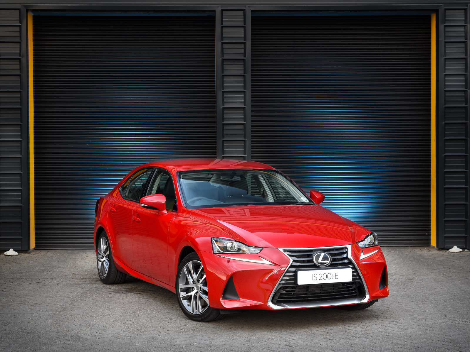 Красный автомобиль Lexus  IS 200t в гараже