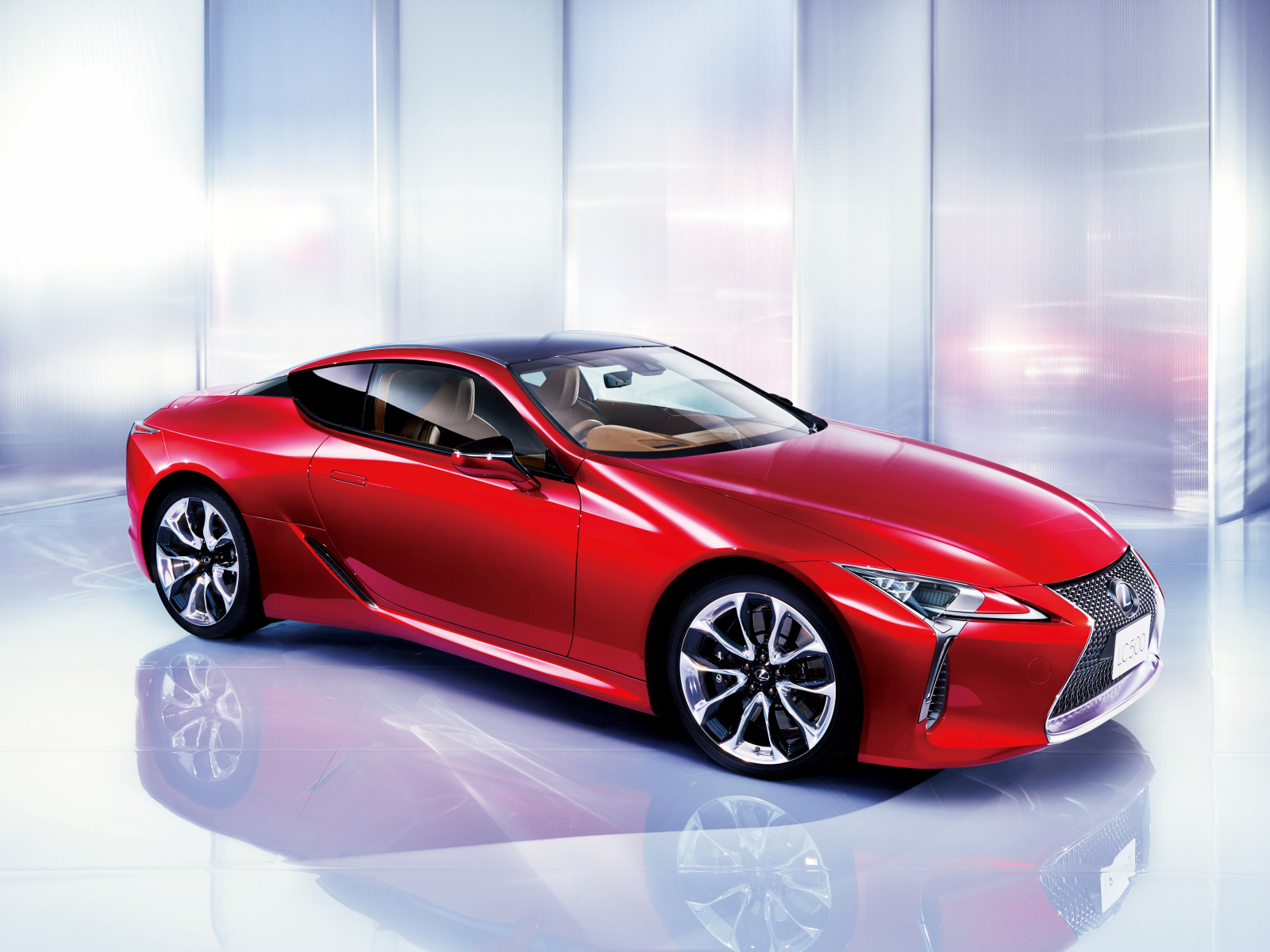 Красный автомобиль Lexus LC 500, 2018