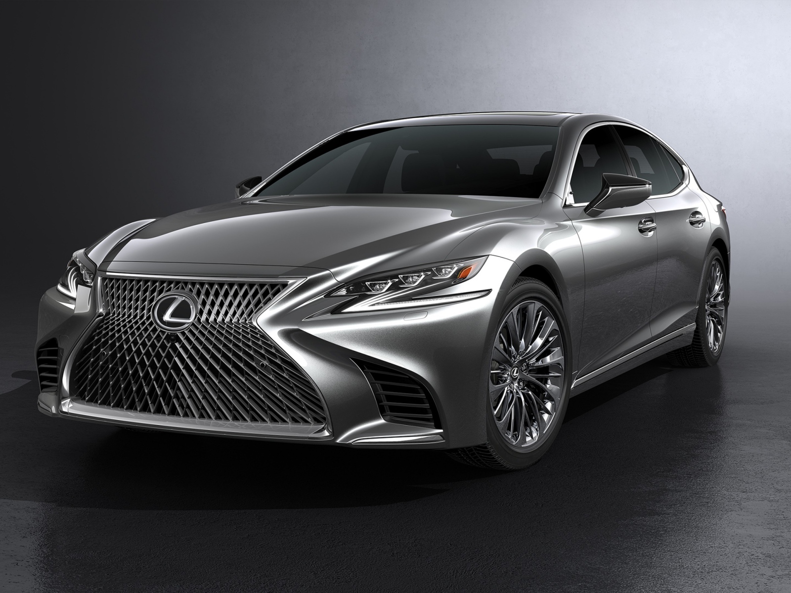 Серебристый автомобиль Lexus LS на сером фоне