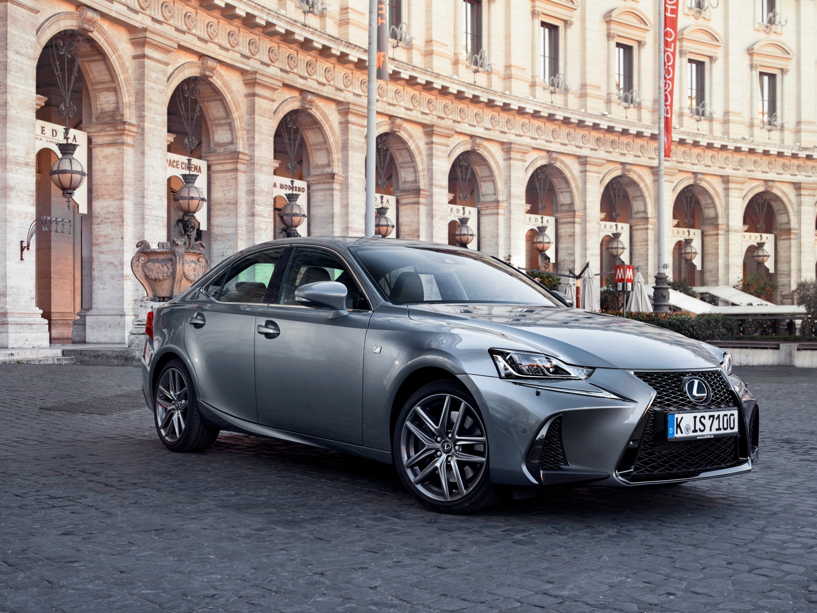 Стильный серебристый Lexus IS на фоне здания