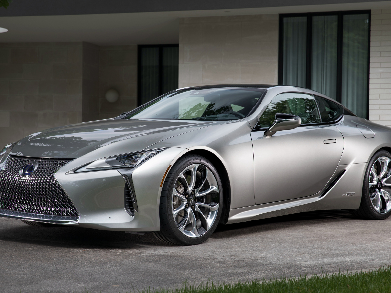 Стильный серебристый автомобиль Lexus LC 500h, 2018