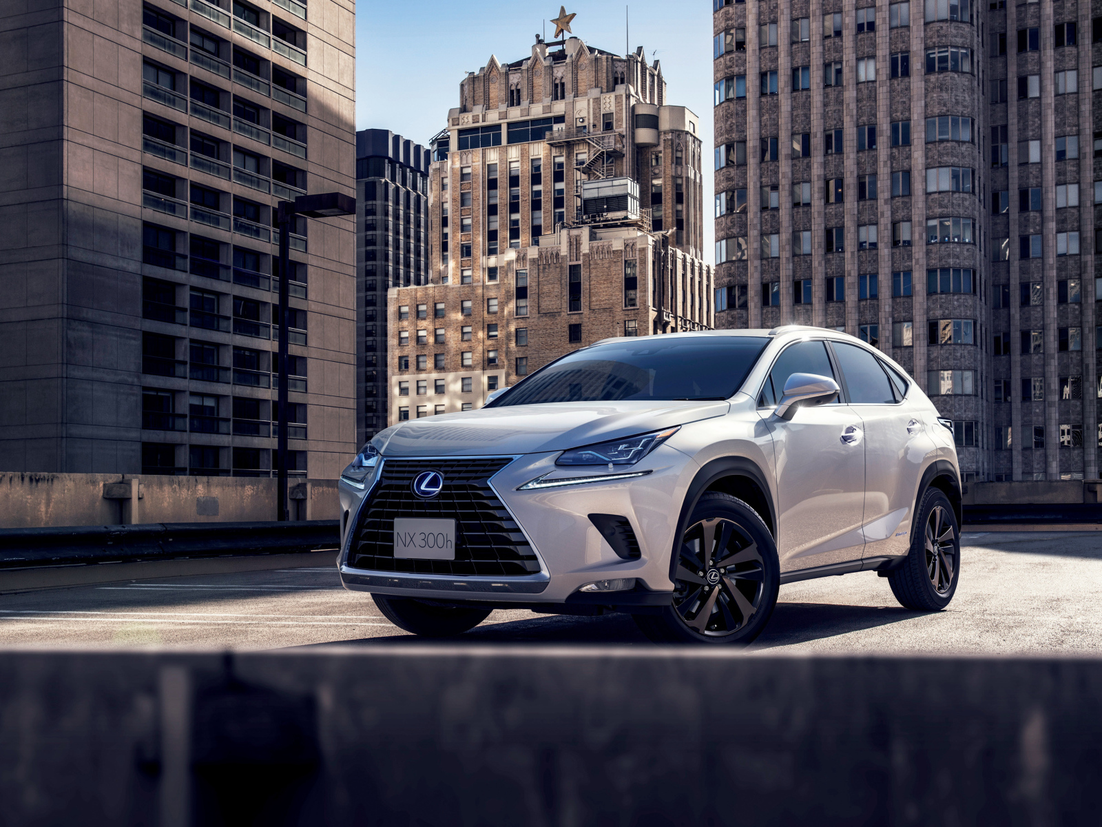 Белый автомобиль  Lexus NX 300h, 2018 на фоне домов