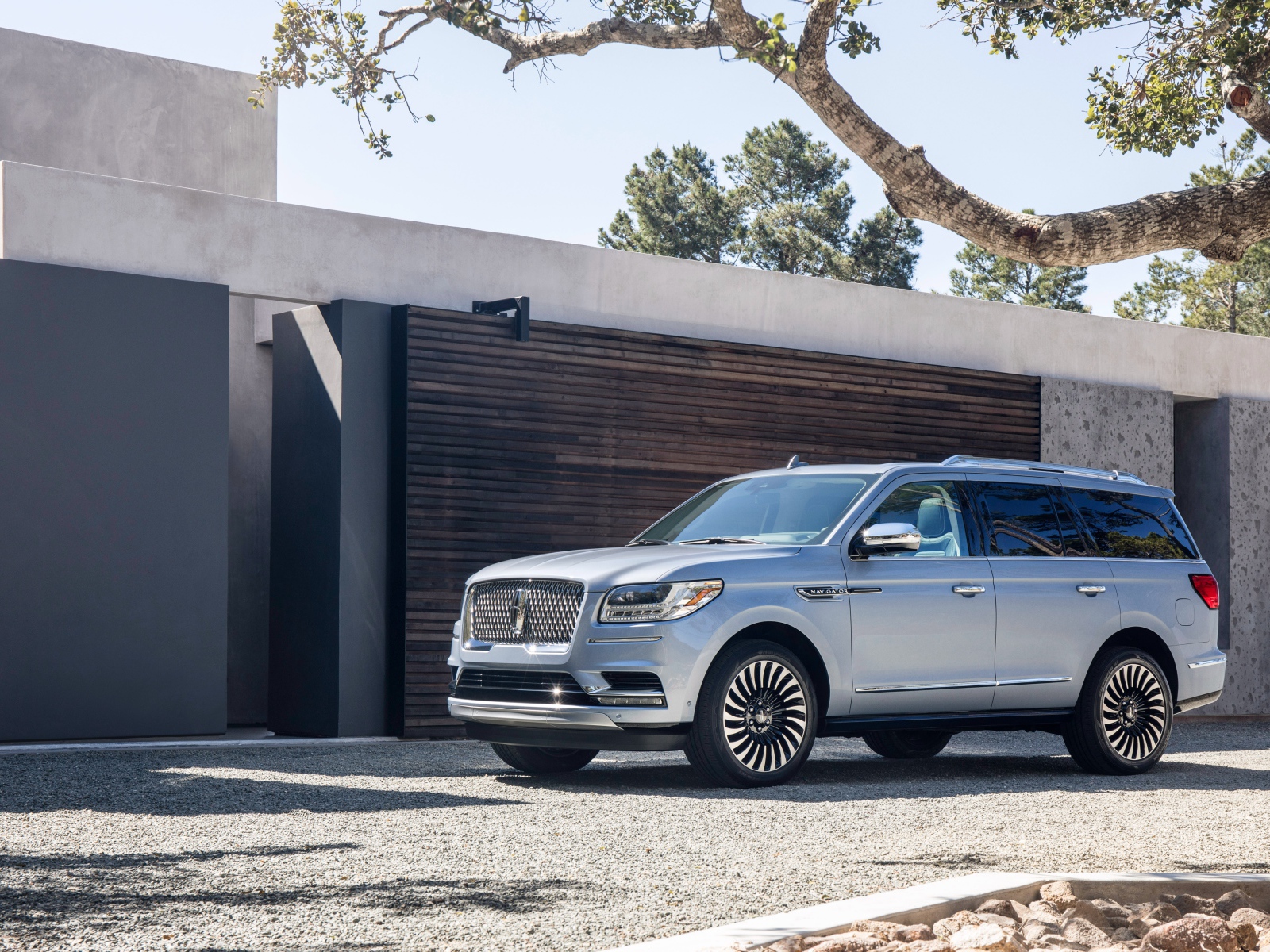 Серебристый автомобиль внедорожник Lincoln Navigator, 2017