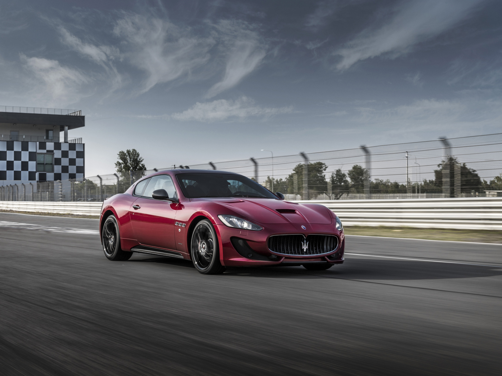 Бордовый автомобиль Maserati  GranTurismo, 2017. 